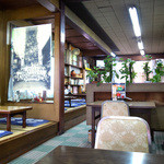 角屋食堂 - 11番テーブルからの眺め。とてもレトロ。これで写ってるのは店内半分くらいの広さです。