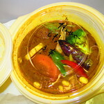 テイクアウト&デリバリ専門店 ロジウラカリー サムライ - チキンと野菜１３品目　１５１４円（税込）スープカレーの容器のアップ【２０２０年５月】