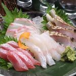 Kushi To Sashimi Sambyoushi - サービス刺身盛り