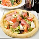 生火腿和卡芒貝爾乳酪的沙拉PIZZA