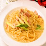 Carbonara with thick-sliced bacon and asparagus
