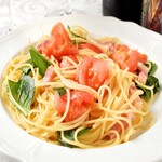 Spaghetti with fresh tomatoes, thickly sliced bacon and basil