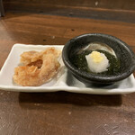 Toritori Tei Kachigawa Ekimae Ten - お通し
                        鶏の唐揚げ、もずく
