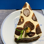 コーヒーとおやつの店 アンドモア - チョコレートで模様を書いた「バナナケーキ」♫