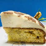 コーヒーとおやつの店 アンドモア - しっかりしたバナナケーキの上には、ラム酒を使ったチーズクリームがたっぷり〜♡