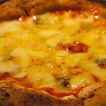 マルメロ - 4種のチーズピザ。