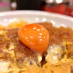 なか卯 - こだわり卵の黄身 on カツ丼