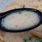 長浜ラーメンまき - マイルドクリーミーなスープ