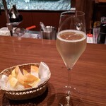 BAR 杉谷 - 付け合わせのパンをスパークリングワインと共に