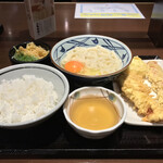 Marugame Seimen - 釜玉うどん 並＋天丼用ごはん＋ちくわ天＋かしわ天＋半熟玉子天！