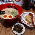 ラー麺 ずんどう屋 - 味玉ラーメン+ハーフチャーハンセット税込1120円+高菜になります。