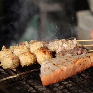 [Secret] Yakitori (grilled chicken skewers) and grilled fish carefully grilled with homemade sauce