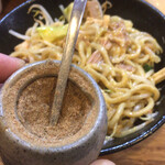 麺座ぎん - 卓上の魚粉末はお好みで