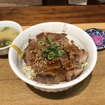 食堂 肉左衛門 - ●トン丼200g ¥900税込 （スープ、香の物付）