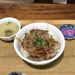 食堂 肉左衛門 - ●トン丼200g ¥900税込 （スープ、香の物付）