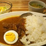 築地十干 - インドチキンカリー 850円、サラダ・スープ付きでライス大盛り無料になります