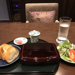 芳味亭 - 洋食弁当２７５０円。パンを選んでもお新香がつくところが、老舗洋食店ですね