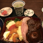 芳味亭 - 洋食弁当２７５０円。お料理アップ。一つひとつが小さいサイズで、物足りません。。。フライは特に、残念です。。。ビーフスチューは、とても美味しかったです（╹◡╹）