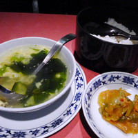 横浜中華街 重慶飯店 本館 - お櫃をあけたところ／ご飯もスープもたっぷり