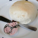 ステーキのどん - パンはおかわり自由だけど、忙しそうで頼みにくいです。