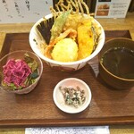 米と天ぷら 悠々 - 鶏と半熟玉子の天ぷら丼ぶり 900円