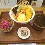 米と天ぷら 悠々 - 鶏と半熟玉子の天ぷら丼ぶり 900円