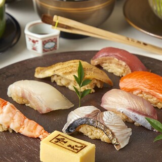 鮨職人の料理長が、こだわり抜いた江戸前鮨をご提供！
