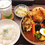 ヴァサラロード - 骨なしチキンスープカレー（トッピング舞茸）ラッシーセット（キウイ）