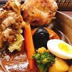 ヴァサラロード - お野菜とパリパリチキンにじんわりあったかくなるスパイス感のあるスープ