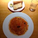 カプリチョーザ - トマトとニンニクのスパゲティ＆パン