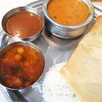 三燈舎 - 豆と野菜のメインカレーにサンバル、ラッサムつけました。ラッサムが香り、酸味、胡椒の尖り具合が良い感じ！サンバルも以前に増して美味。米がバスマティに変わりました。もちろんお代わりできます。¥1000