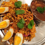 三燈舎 - お弁当のビリヤニはカレーが日替わりから選べて(マトンチョイス)¥900  カイバルのビリヤニを彷彿させるしっとり系◎。ミントとプレートは自前です。