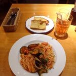 カプリチョーザ 東京ドームシティ店 - カラブリア産唐辛子のスパゲティ エビ・タコ・夏野菜たっぷりのトマトソース＆ガーリックトースト