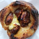 メゾン ムラタ - クリームチーズとドライいちぢくの
                                ハチミツカンパーニュ  ２２０円