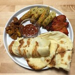 ガネーシュ - ナン（大　食べやすいよう自分でカットしてます）、チキンタンドリー、シークカバブ、ジンガパコダ（そのタレも）