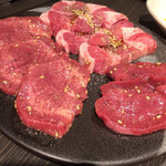 焼肉ホルモンがく - タン盛り（上タン・タンすじ・タン先）