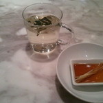 MASA’S KITCHEN 恵比寿 - 台湾のお茶と小龍包のタレとキザミ生姜。