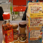 オキナワ　カフェ - 沖縄の調味料が各テーブルに並びます