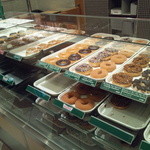 Krispy Kreme Doughnuts - ケ－スの中のド－ナツ♪