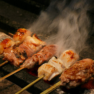 自慢の焼き鳥には、選び抜いた八ヶ岳名水赤鶏
