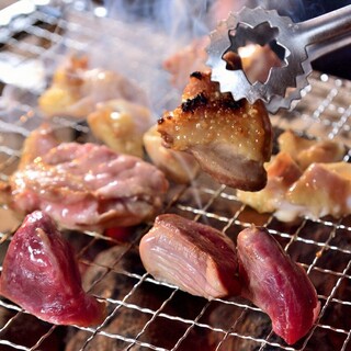 [Charcoal-grilled chicken Yakiniku (Grilled meat)] Grilling carefully selected domestic chickens such as Tamba black chicken