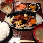鮮魚釜飯 ヒカリ屋 - 鶏と野菜の黒酢あんとお刺身小鉢定食 920円
