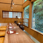 齋華 - 掘りごたつのカウンターはたった8席だけ。