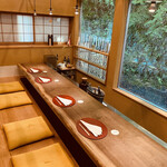 齋華 - 大きな窓からは庭が眼前にひろがる。夏は夏もみじが色鮮やか。12月になると紅葉が綺麗な庭となる。