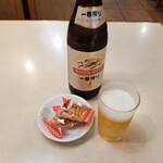 川ばた - 瓶ビールとお通しの柿の種