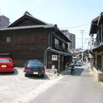 Yamahei - 右側、うなぎ の看板がある建物はお店ではありません