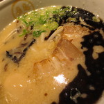 TOKYO豚骨BASE MADE by博多一風堂 - 真っ黒な”香油”が結構ドギツイかなぁ~