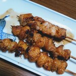 やきとり竜鳳 - 手前2本がぼんじり　奥がもも。