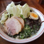 熊本ラーメン 育元 - キャベツメン少し斜めから