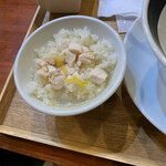 麺処 しろくろ - ラーメンのスープをかけていただきます